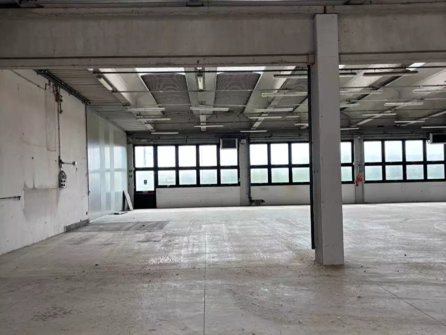 Immagine 11 di Capannone industriale in vendita  a Treviso