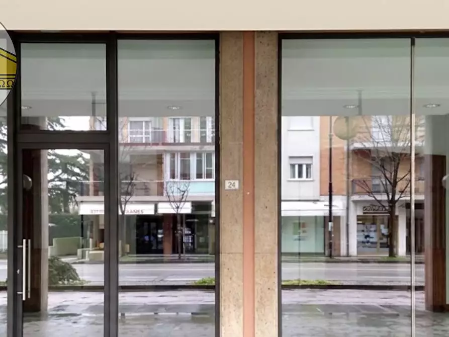 Immagine 1 di Negozio in vendita  a Treviso