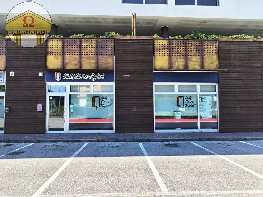 Immagine 1 di Negozio in vendita  a Miane