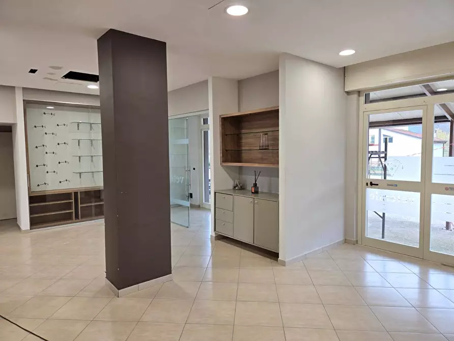 Immagine 10 di Locale commerciale in affitto  in via occhitelli a Volturara Irpina