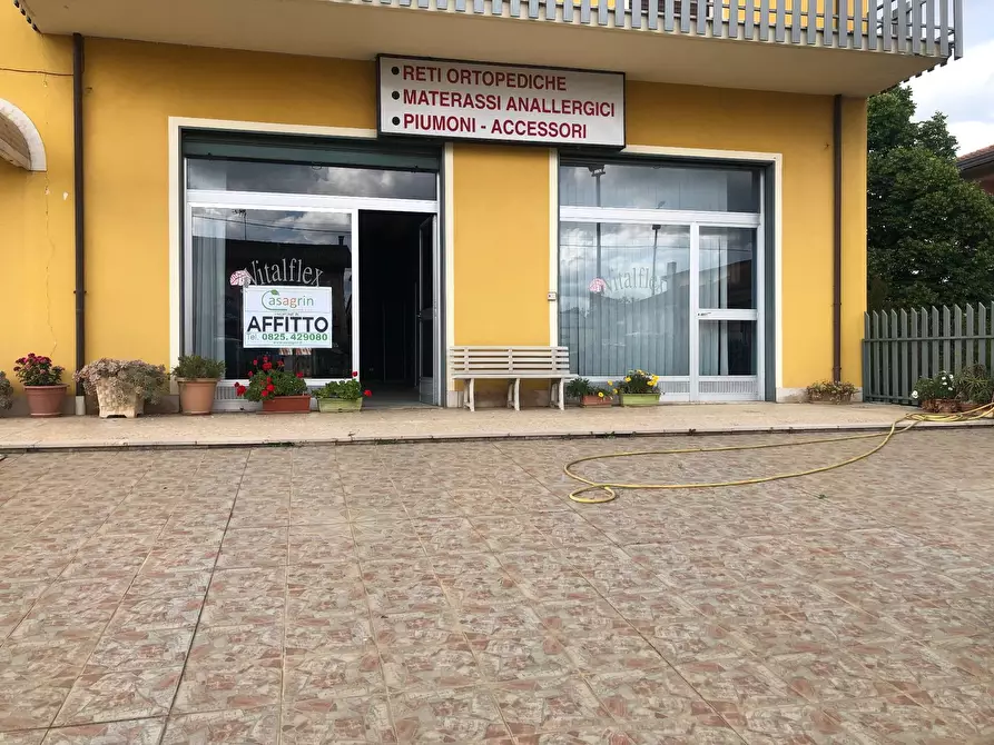 Immagine 2 di Locale commerciale in affitto  in pianopantano a Mirabella Eclano