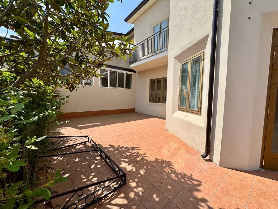 Immagine 4 di Casa indipendente in vendita  in VIALE DELLA LIBERTA' a Greci