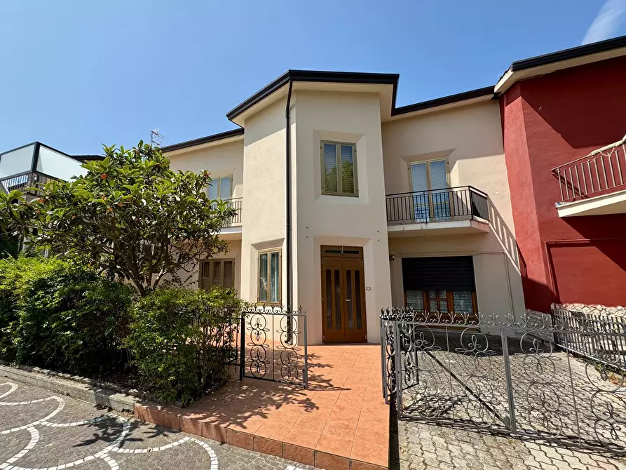 Immagine 1 di Casa indipendente in vendita  in VIALE DELLA LIBERTA' a Greci