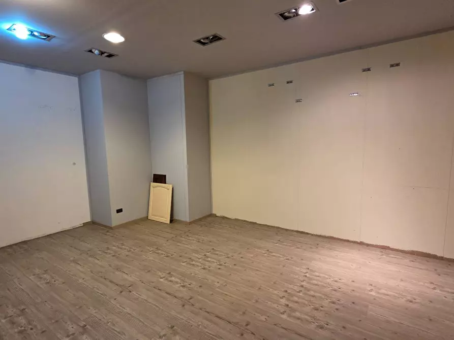 Immagine 10 di Locale commerciale in affitto  a Mirabella Eclano