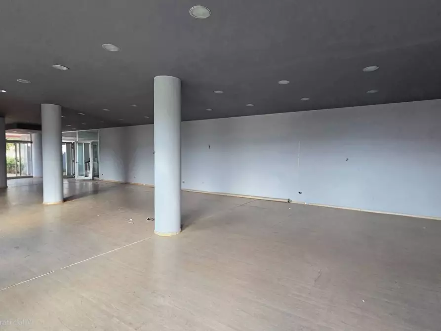 Immagine 11 di Locale commerciale in affitto  a Mirabella Eclano