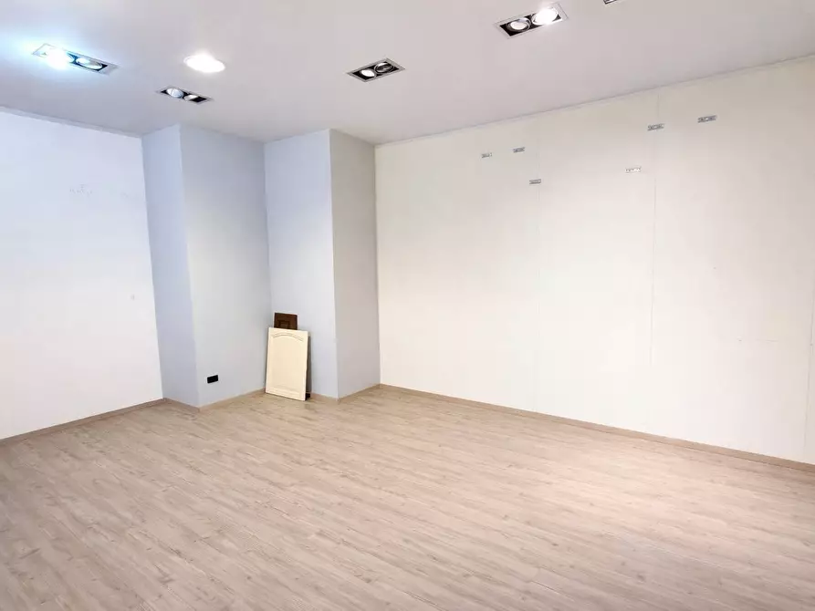 Immagine 12 di Locale commerciale in affitto  a Mirabella Eclano