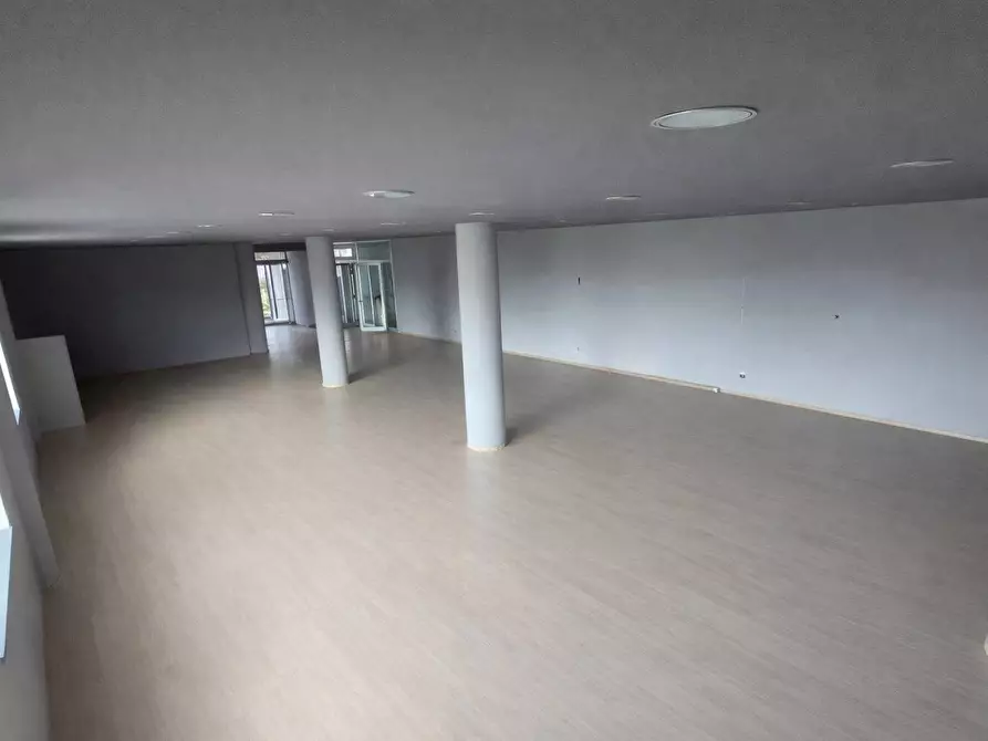 Immagine 13 di Locale commerciale in affitto  a Mirabella Eclano