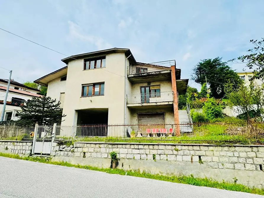 Immagine 1 di Villa in vendita  in VIA STAZIONE 35 a Ceppaloni