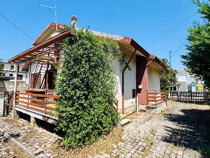 Immagine 1 di Villa in vendita  in VIA DEI MARTIRI a Greci