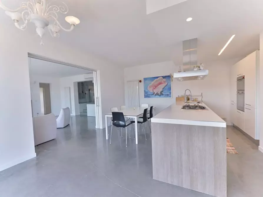 Immagine 15 di Villa in vendita  a San Benedetto Del Tronto