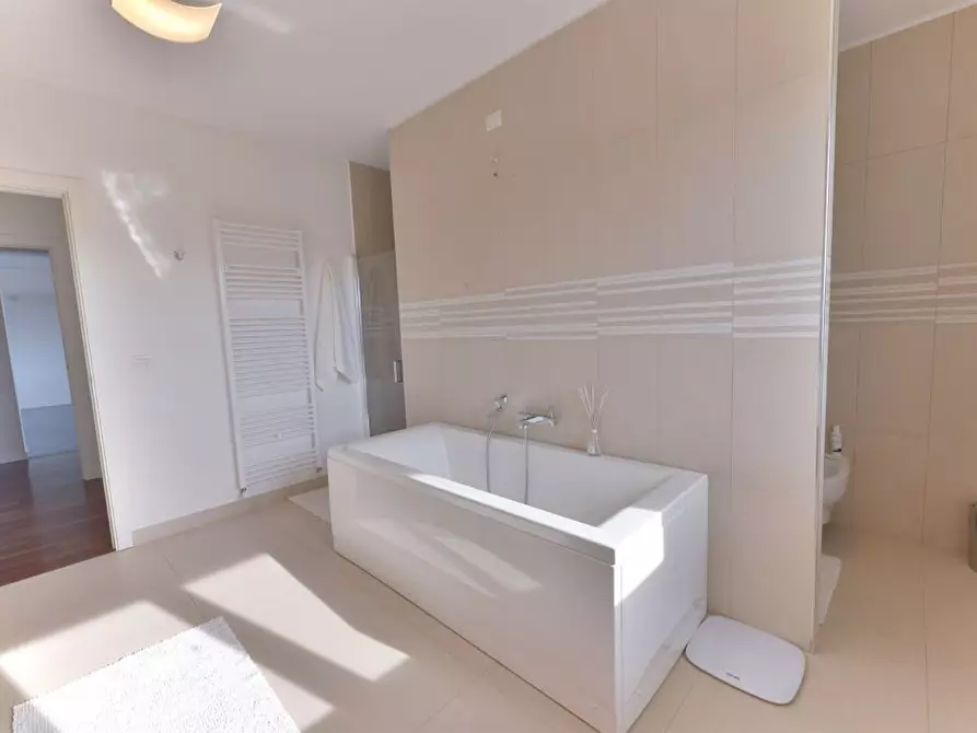 Immagine 17 di Villa in vendita  a San Benedetto Del Tronto