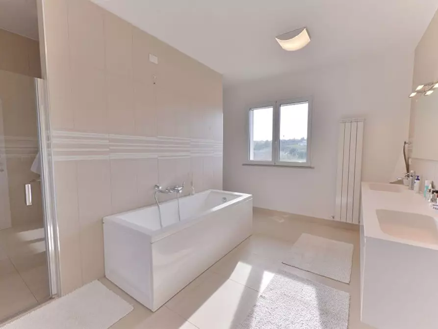Immagine 18 di Villa in vendita  a San Benedetto Del Tronto