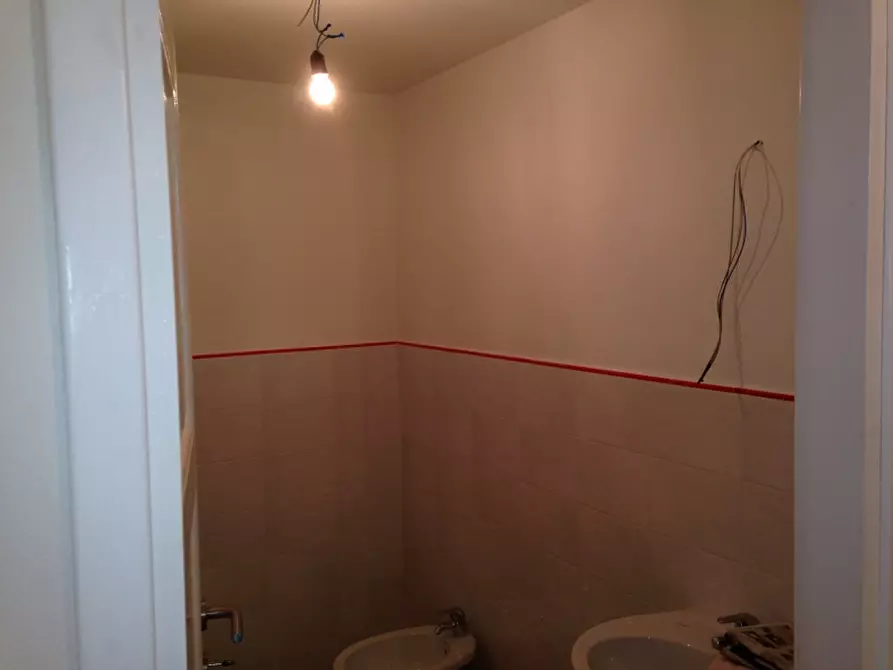 Immagine 8 di Attività commerciale in affitto  a Empoli