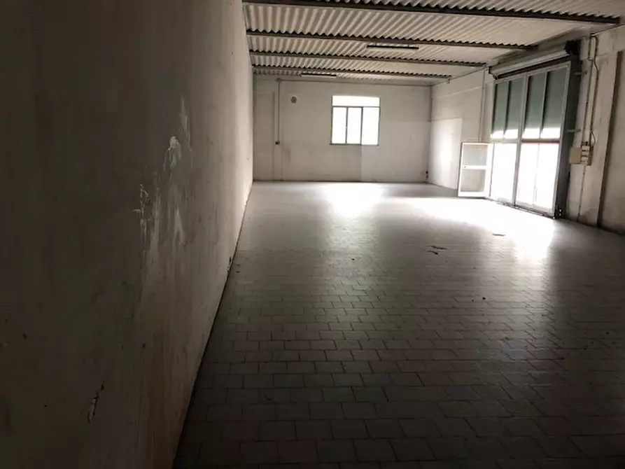 Immagine 8 di Attività commerciale in affitto  a Empoli