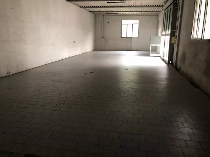 Immagine 10 di Attività commerciale in affitto  a Empoli