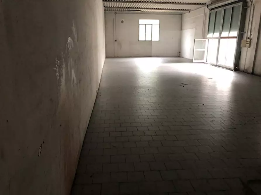 Immagine 9 di Attività commerciale in affitto  a Empoli