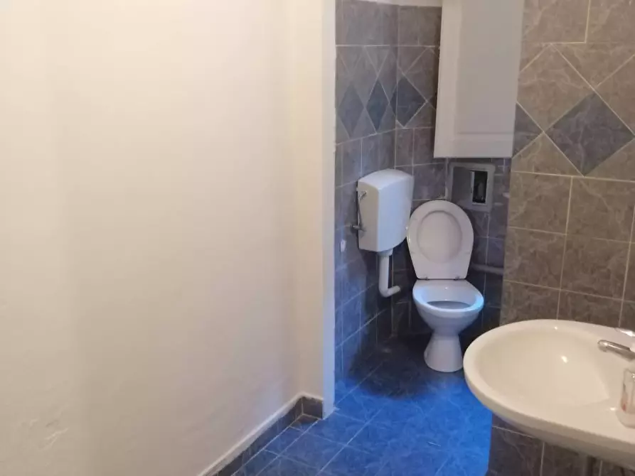 Immagine 4 di Attività commerciale in affitto  a Empoli