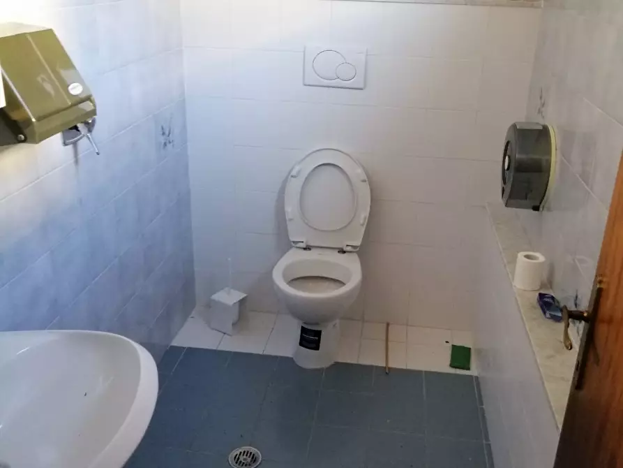 Immagine 6 di Attività commerciale in affitto  a Empoli