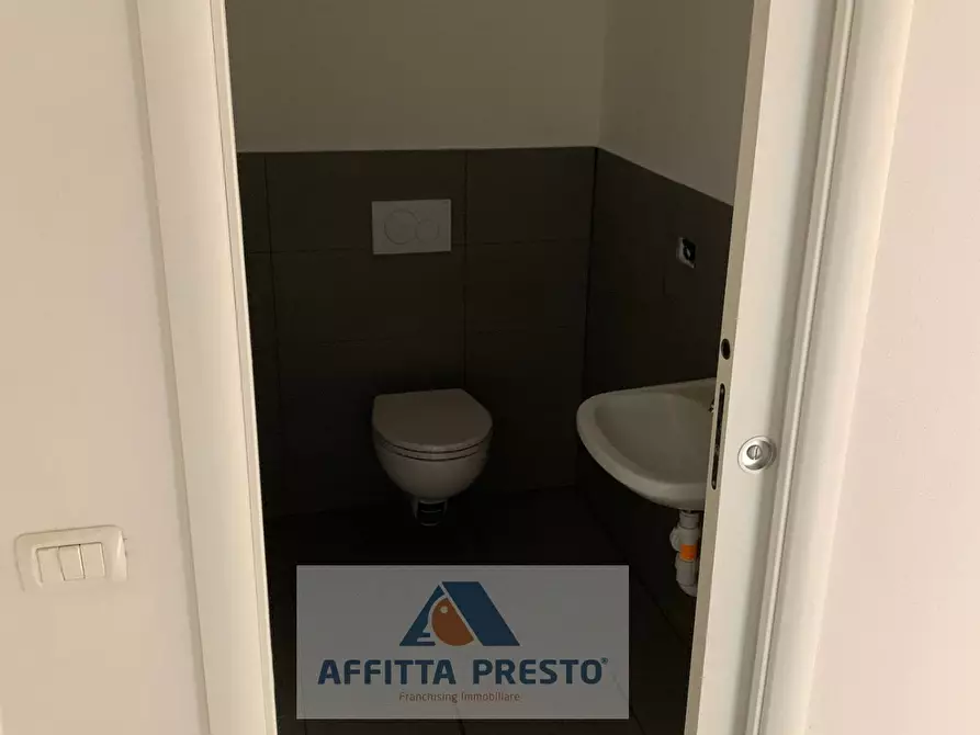 Immagine 3 di Negozio in affitto  a Empoli