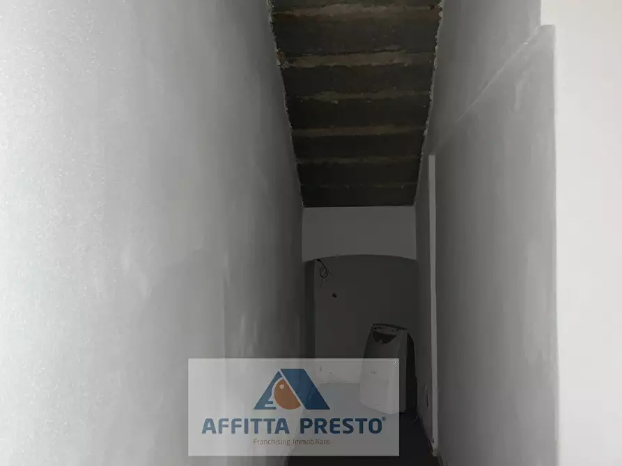 Immagine 6 di Negozio in affitto  a Empoli