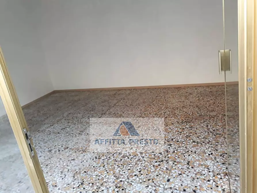 Immagine 2 di Attività commerciale in affitto  a Empoli