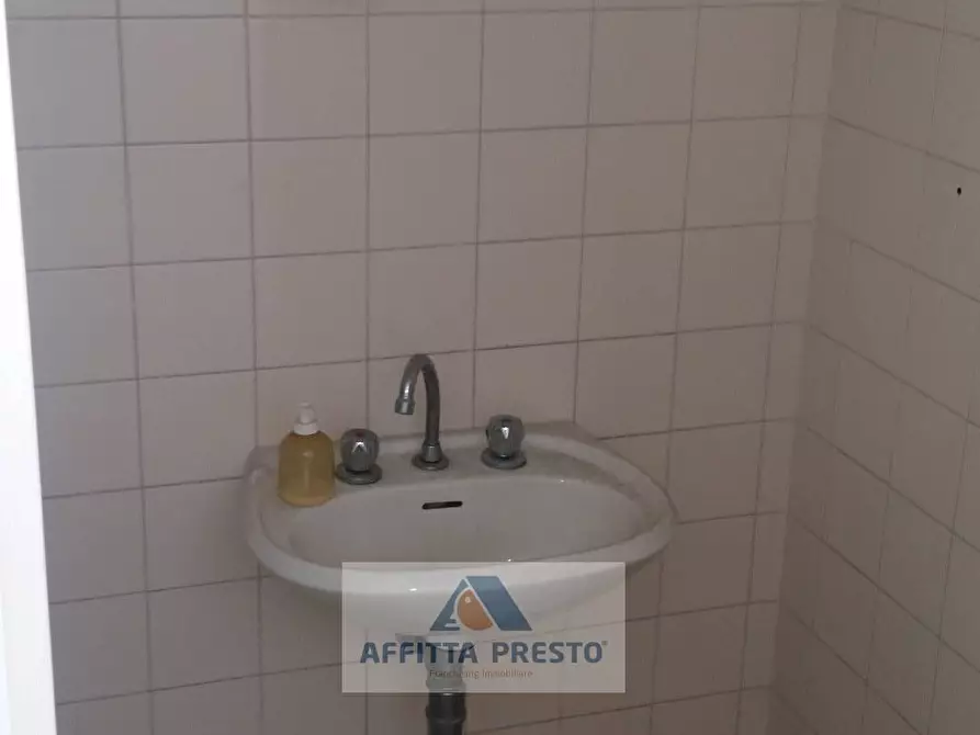 Immagine 4 di Capannone industriale in affitto  a Capraia E Limite