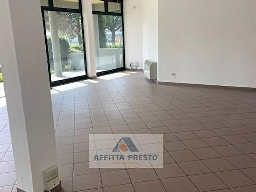 Immagine 1 di Attività commerciale in affitto  a San Miniato