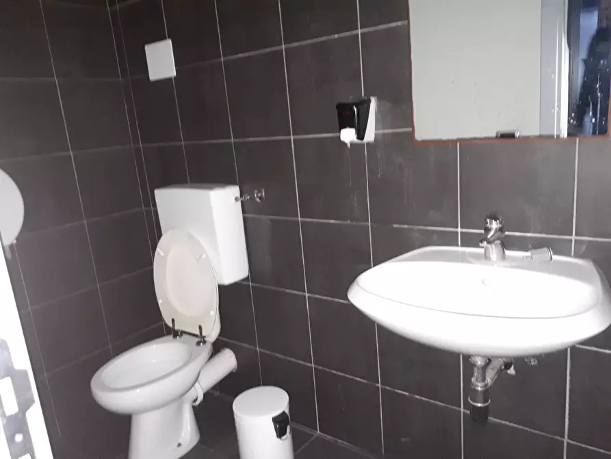 Immagine 8 di Attività commerciale in affitto  a San Miniato