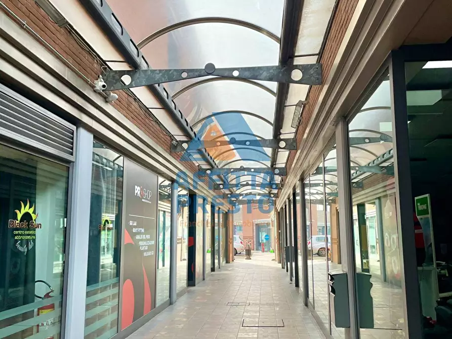 Immagine 1 di Attività commerciale in affitto  a Lucca