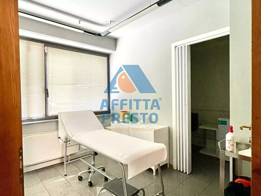 Immagine 2 di Ufficio in affitto  a Lucca