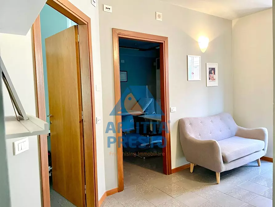 Immagine 4 di Ufficio in affitto  a Lucca