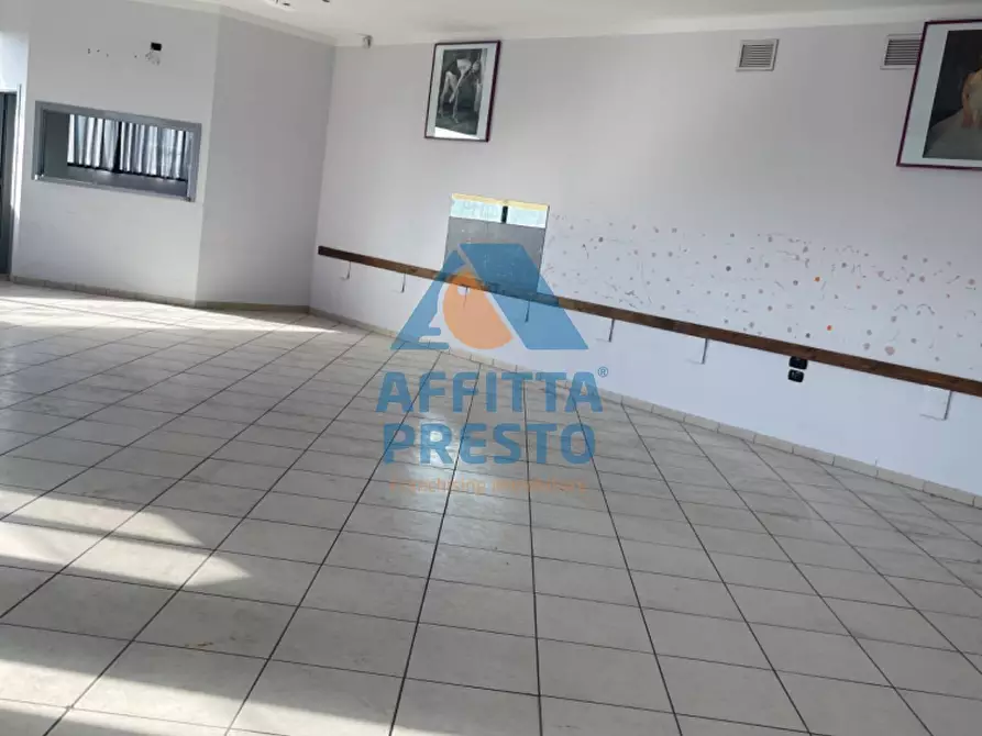 Immagine 2 di Attività commerciale in affitto  a Capraia E Limite