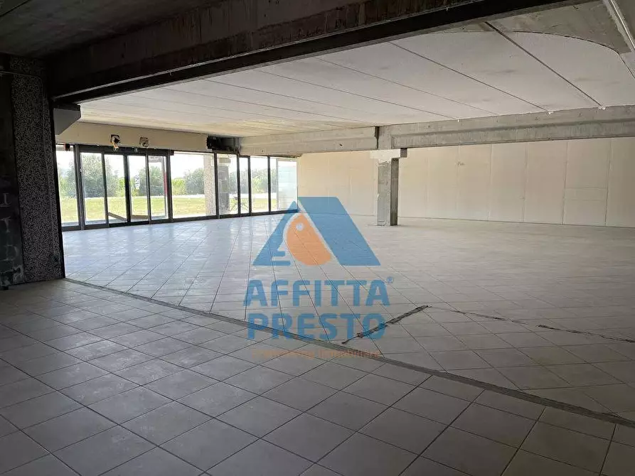 Immagine 1 di Attività commerciale in affitto  a San Giuliano Terme