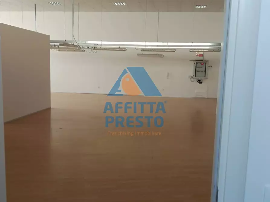 Immagine 1 di Capannone industriale in affitto  a Capraia E Limite