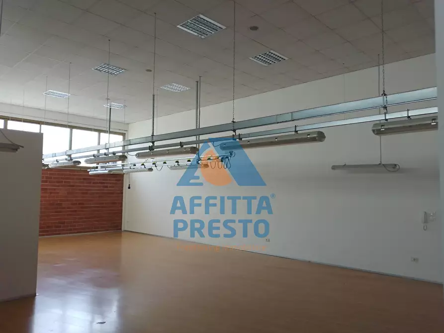 Immagine 2 di Capannone industriale in affitto  a Capraia E Limite