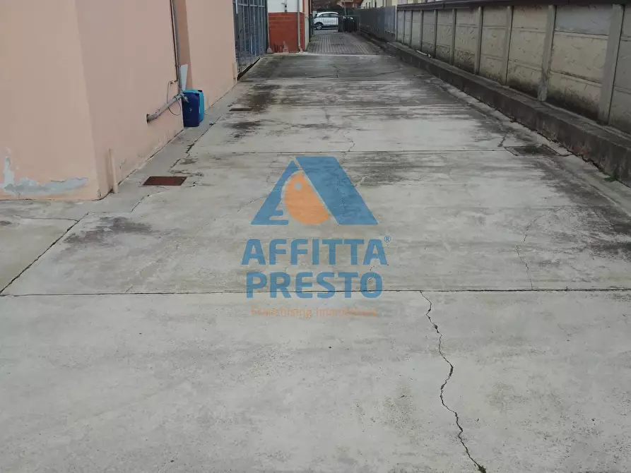 Immagine 21 di Attività commerciale in vendita  a Capraia E Limite