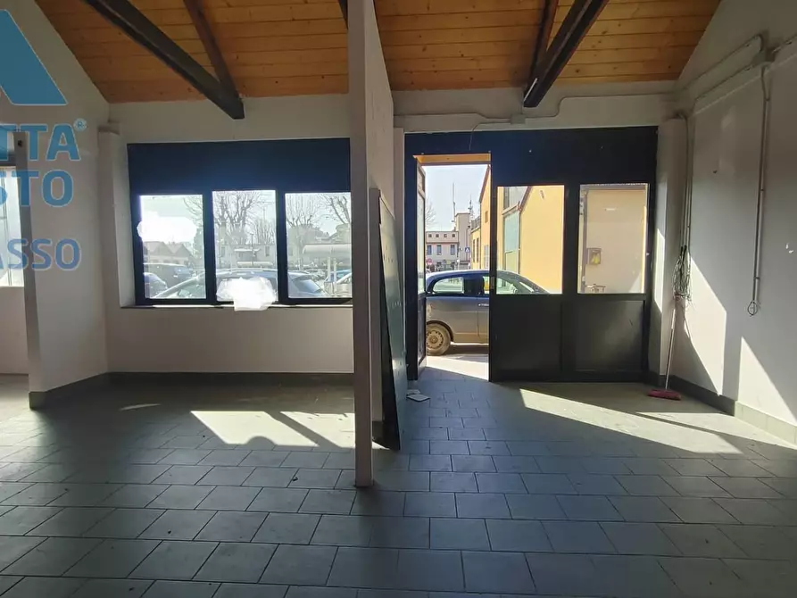 Immagine 3 di Negozio in affitto  in PIAZZA LUCIO LIBERTINI a Chivasso