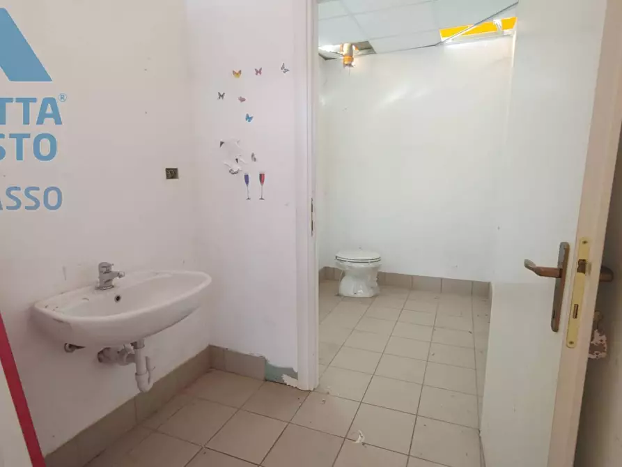 Immagine 5 di Negozio in affitto  in PIAZZA LUIGI LIBERTINI a Chivasso