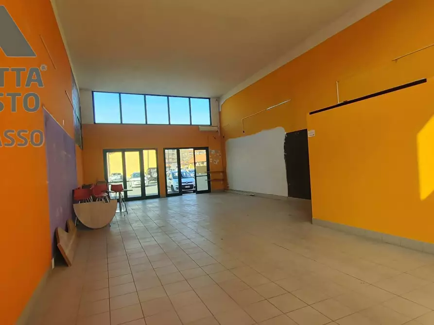 Immagine 2 di Negozio in affitto  in PIAZZA LUIGI LIBERTINI a Chivasso