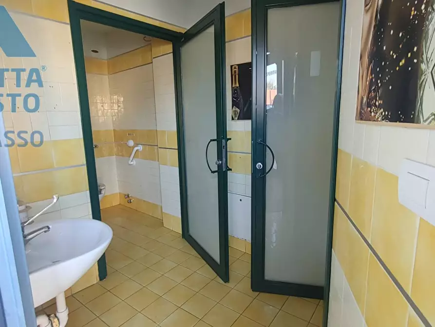 Immagine 21 di Negozio in affitto  in PIAZZA LUCIO LIBERTINI a Chivasso