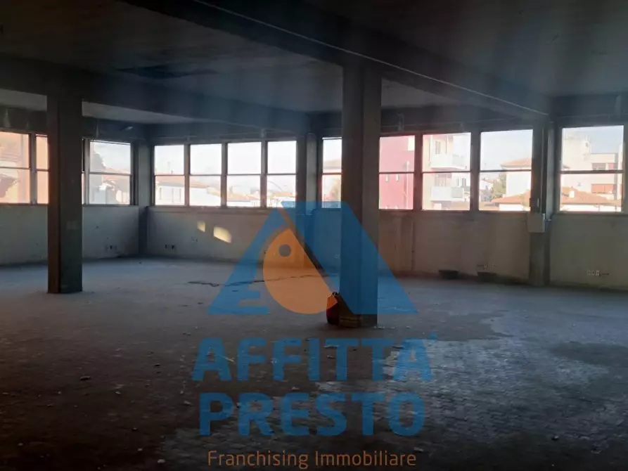 Immagine 3 di Attività commerciale in affitto  a Empoli