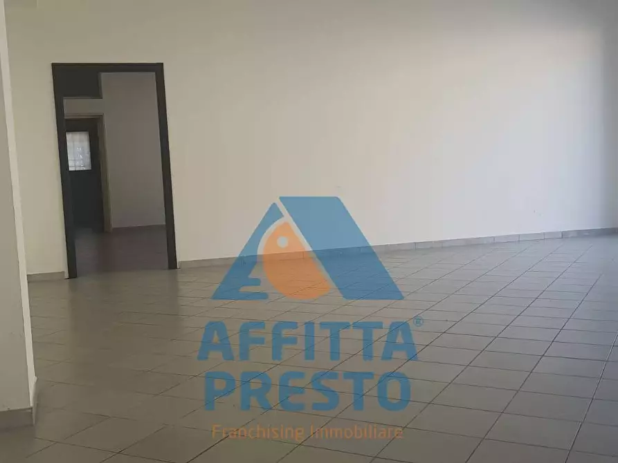 Immagine 1 di Negozio in affitto  a Empoli