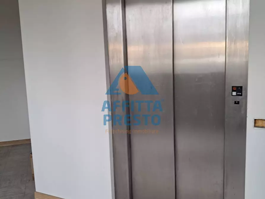 Immagine 22 di Attività commerciale in affitto  a Massa E Cozzile