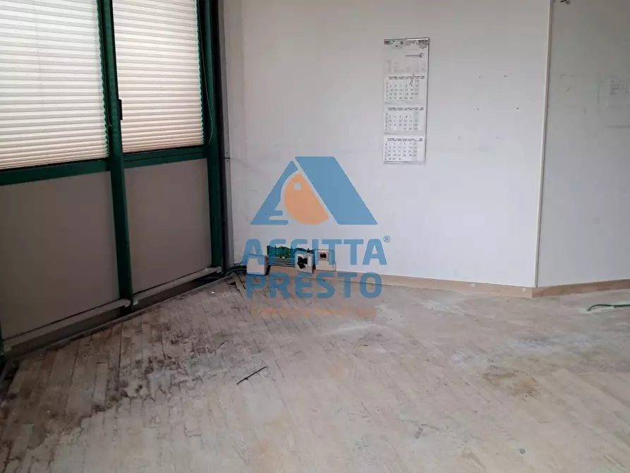 Immagine 23 di Attività commerciale in affitto  a Massa E Cozzile
