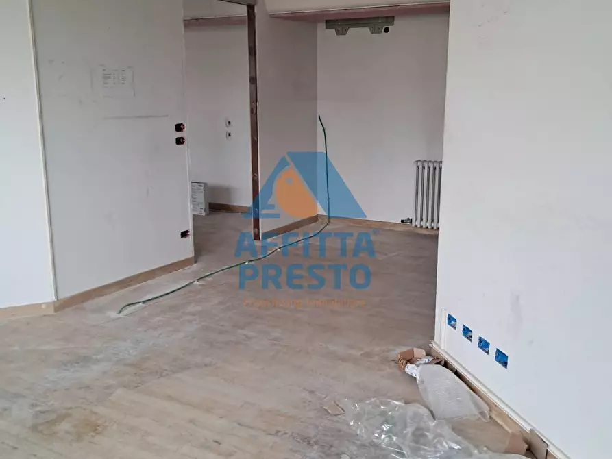 Immagine 24 di Attività commerciale in affitto  a Massa E Cozzile