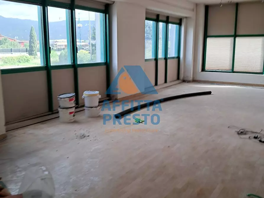 Immagine 25 di Attività commerciale in affitto  a Massa E Cozzile
