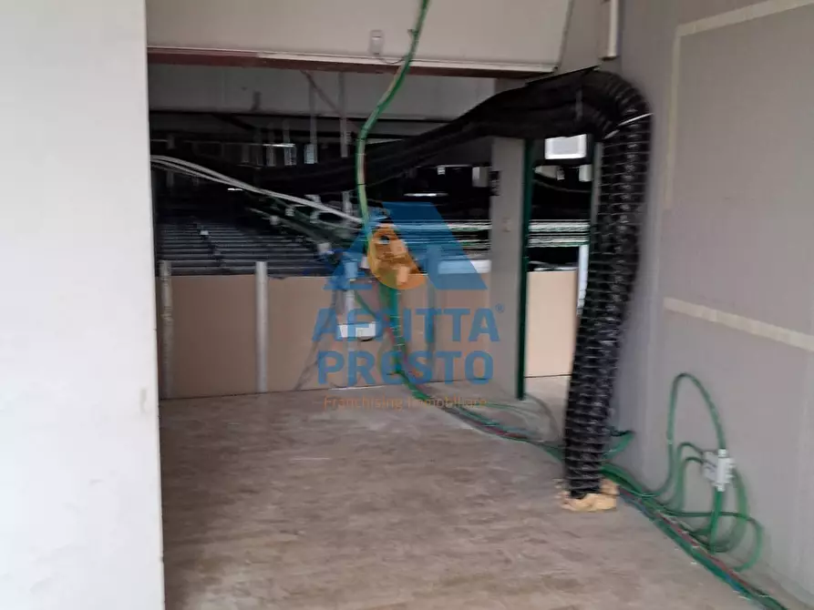 Immagine 31 di Attività commerciale in affitto  a Massa E Cozzile