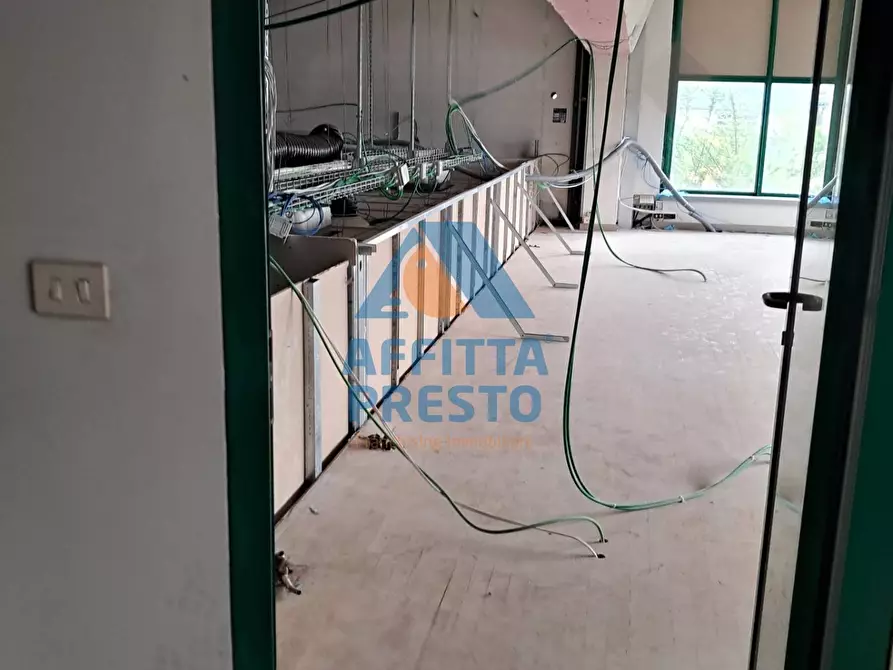 Immagine 32 di Attività commerciale in affitto  a Massa E Cozzile