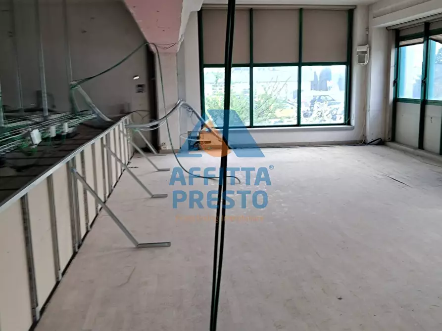 Immagine 33 di Attività commerciale in affitto  a Massa E Cozzile