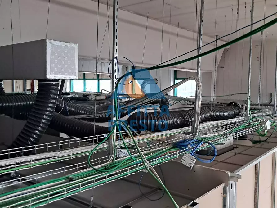 Immagine 34 di Attività commerciale in affitto  a Massa E Cozzile